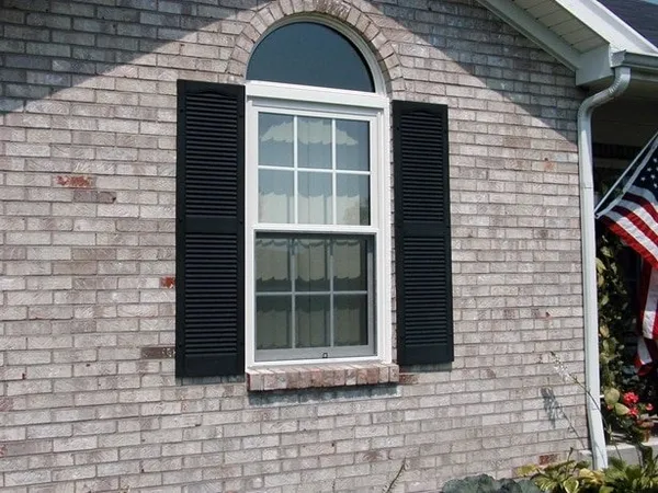 Double-hung window for display